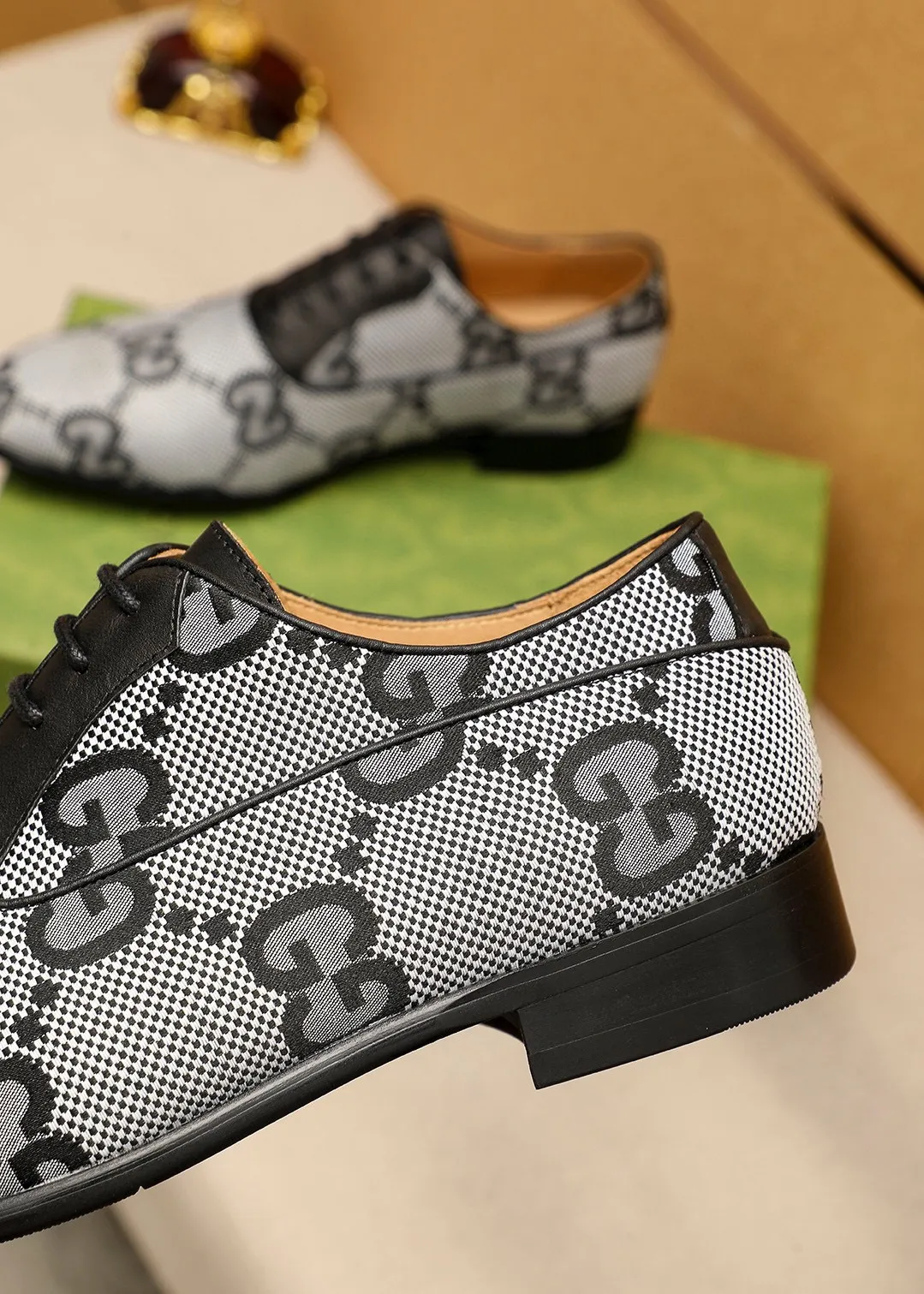Men's shoes 💰460 💐 Product trademark: GUCCI "Gucci" business leather shoes Regular size: 38-44 (45.46.47🉑️customized) Product materials: Selected imported first-layer fabric upper, imported cowhide leather lining. Strong three-dimensional visual effect, combined outsole Color: 2⃣️colors available